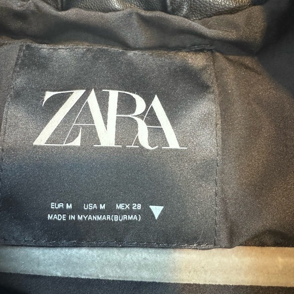 Zara Women’s Puffer Vest Size Medium - Picture 3 of 5